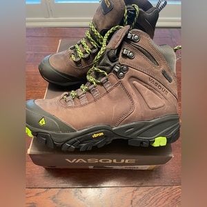New in Box!  Womens Vasque Leather Hiking Boots Size 7.5